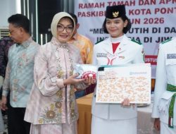Ketua Dekranasda Pontianak Yenieta Kamtono Apresiasi Paskibraka, Beri Kain Motif Khusus Cerite Kote