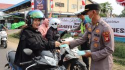 Polres Melawi Bagikan Masker kepada Pengendara, Antisipasi Dampak Debu dan Asap Karhutla
