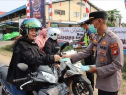 Polres Melawi Bagikan Masker kepada Pengendara, Antisipasi Dampak Debu dan Asap Karhutla
