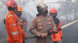 Kapolres Melawi Bersama BPBD, Damkar, Sat Pol PP dan Damkar PT.RKA Padamkan Api