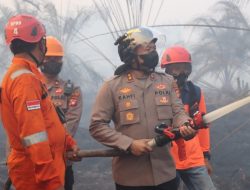 Kapolres Melawi Bersama BPBD, Damkar, Sat Pol PP dan Damkar PT.RKA Padamkan Api