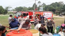 Polwan Polres Sekadau Salurkan 18 Ribu Liter Air Bersih Untuk Warga di Tengah Kemarau