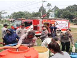 Polwan Polres Sekadau Salurkan 18 Ribu Liter Air Bersih Untuk Warga di Tengah Kemarau