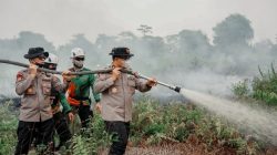 Kapolda Kalbar Turun Langsung Ikut Serta Padamkan Api di Dua Titik Karhutla Kubu Raya