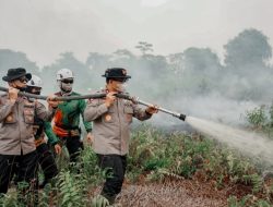 Kapolda Kalbar Turun Langsung Ikut Serta Padamkan Api di Dua Titik Karhutla Kubu Raya
