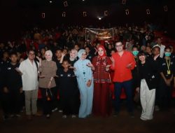 Ketua PKK Pontianak Yanieta Kamtono Ajak Siswa SR dan Panti Asuhan Nobar Anak-anak Bambu