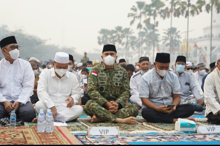 Pangdam XII/Tpr Bersama Ribuan Warga Pontianak Laksanakan Shalat Istisqa Memanjatkan Doa Diturunkan Hujan