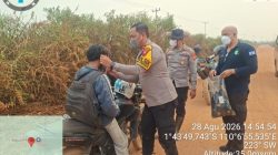 Momen Humanis di Tengah Penanganan Karhutla, Personel Polres Ketapang Bagikan Masker kepada Masyarakat