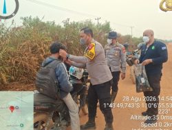 Momen Humanis di Tengah Penanganan Karhutla, Personel Polres Ketapang Bagikan Masker kepada Masyarakat
