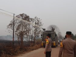 Kapolres Ketapang Pimpin Langsung Pemadaman Karhutla, Water Cannon Dikerahkan Atasi Kendala Sumber Air