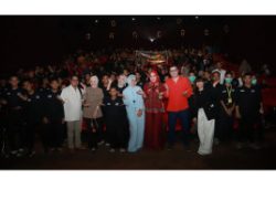 Ketua PKK Pontianak Yanieta Kamtono Ajak Siswa SR dan Panti Asuhan Nobar Anak-anak Bambu