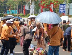 Polisi Bagikan Roti dan Air Mineral ke Massa Aksi Petani Tebu di Monas
