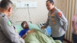 Kapolda Metro Jaya Hadir Berikan Semangat kepada Personel dan Pengemudi Ojol yang Dirawat