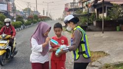 Di Tengah Kabut Asap, Polwan Polres Melawi Hadir Berikan Perlindungan untuk Pengendara