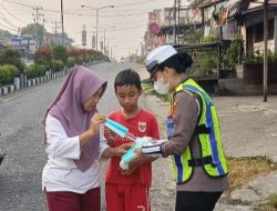 Di Tengah Kabut Asap, Polwan Polres Melawi Hadir Berikan Perlindungan untuk Pengendara