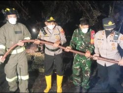 Kapolresta Pontianak Turun Langsung Padamkan Karhutla Bersama Warga di Parit Demang