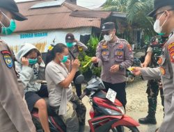 TNI-Polri Bersama Pemerintah Kecamatan Boyan Tanjung Bagikan Masker Kepada Masyarakat