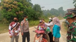 Peduli Kesehatan di Tengah Kabut Asap, Polsek Suhaid Bersama Instansi Terkait Bagikan Masker Kepada Masyarakat