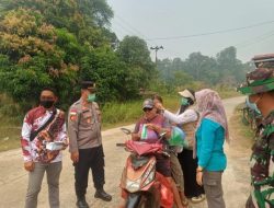 Peduli Kesehatan di Tengah Kabut Asap, Polsek Suhaid Bersama Instansi Terkait Bagikan Masker Kepada Masyarakat
