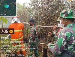 Pantang Pulang Sebelum Padam, Babinsa Koramil 07/Teluk Keramat Bersama MPA Padamkan Karhutla