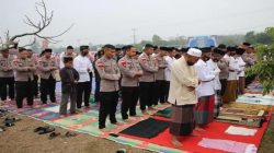 BRIMOB POLDA KALBAR BERSAMA WARGA GELAR SOLAT ISTISQA MOHON TURUN HUJAN