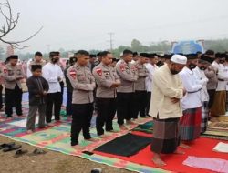 Brimob Polda Kalbar Bersama Warga Gelar Solat Istisqa Mohon Turun Hujan