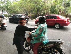 P2D Kalbar Bagikan 2.000 Masker kepada Pengguna Jalan di Tengah Kabut Asap