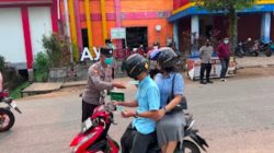 Polres Sanggau Layani Puluhan Warga Bagikan 300 Masker di Posko Kesehatan