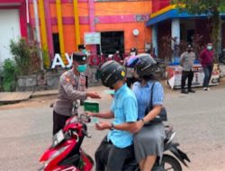 Polres Sanggau Layani Puluhan Warga Bagikan 300 Masker di Posko Kesehatan