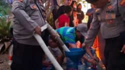 Peduli Warga, Polresta Pontianak Salurkan Air Bersih Siap Konsumsi di Pontianak Barat