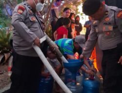 Peduli Warga, Polresta Pontianak Salurkan Air Bersih Siap Konsumsi di Pontianak Barat