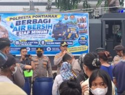 Bersama kita Hadir dan peduli untuk Masyarakat, Polresta Pontianak Salurkan Air Bersih dampak Karhutla dan Kekeringan