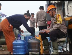 Polda Kalbar Salurkan Air Bersih Layak Minum untuk Warga Terdampak Kemarau dan Karhutla di Kubu Raya