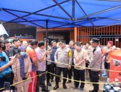 Kapolda Kalbar Bersama Satgas Edukasi Sespimti Polri Dikreg 36 Salurkan Air Bersih Kepada Masyarakat Kota Pontianak