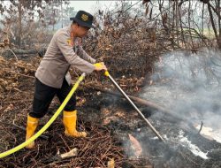 Polresta Pontianak Uji Efektivitas Cairan X-Fire untuk Pemadaman Karhutla di Lahan Gambut