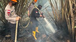 Tim Karhutla Satbrimob Polda Kalbar Lakukan Pendinginan Lahan di Rasau Jaya