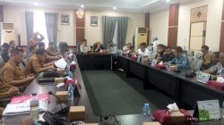 Soroti Sengkarut Koperasi BMS, DPRD Beltim Desak Audit Total Utang Rp47 Miliar dan Usut Aliran Dana Kompensasi  Manggar, Belitung Timur — Dewan Perwakilan Rakyat Daerah (DPRD) Kabupaten Belitung Timur (Beltim) mengambil sikap tegas dan menolak tinggal diam melihat ratusan petani anggota Koperasi Bersatu Maju Sejahtera (BMS) Desa Batu Penyu dihantui beban finansial. Pihak legislatif mendesak dilakukannya audit investigasi secara menyeluruh terhadap internal koperasi maupun kemitraan dengan pihak korporasi.  Langkah ini diambil setelah mencuatnya fakta mengejutkan dalam Rapat Dengar Pendapat (RDP) yang dipimpin langsung oleh Ketua DPRD Beltim, Fezzi Uktolseja. Rapat tersebut membongkar adanya lonjakan tajam utang pembangunan kebun plasma sebesar Rp15 miliar, dari nilai awal Rp32 miliar yang kini meroket menjadi Rp47 miliar berdasarkan paparan manajemen PT Steelindo Wahana Perkasa (SWP).  Ketua DPRD Beltim, Fezzi Uktolseja, menegaskan bahwa lembaga kedewanan menaruh atensi penuh terhadap nasib para petani plasma. Pihak dewan meminta dengan keras agar PT SWP tidak menyembunyikan data dan membuka seluruh komponen biaya agronomis serta akumulasi bunga masa konstruksi (interest during construction) secara transparan. DPRD Beltim tidak ingin para petani dibebani oleh utang puluhan miliar tanpa kejelasan rincian yang valid.  Bukan hanya menyoroti pihak perusahaan inti, DPRD Beltim juga mengarahkan bidikan evaluasi ke internal Koperasi BMS yang dinilai karut-marut. Pihak legislatif menyayangkan adanya konflik pergantian posisi Ketua dan Bendahara yang tidak jelas alurnya, sehingga memicu mosi tidak percaya dan keresahan di tingkat anggota bawah.  Ketegasan DPRD Beltim semakin menguat setelah mendengarkan klarifikasi dari pihak pertambangan, PT Satria Mukti Anugerah (PT SMA), yang menyatakan telah melunasi dana kompensasi lahan seluas 27,7 hektar senilai Rp400 juta pada Desember 2024 lalu. Terkait hal ini, DPRD Beltim mendesak agar aliran dana tersebut diusut tuntas pertanggungjawabannya demi melindungi hak-hak finansial anggota koperasi.  Sebagai tindak lanjut konkret, DPRD Beltim merekomendasikan Dinas Koperasi dan Perdagangan serta Dinas Pertanian Beltim untuk segera turun tangan melakukan pembinaan ketat. Pihak dewan mendesak pengurus Koperasi BMS untuk segera menggelar Rapat Anggota Tahunan (RAT) luar biasa guna merombak struktur yang sah, melakukan sinkronisasi data utang Rp47 miliar, serta memaparkan arus kas secara transparan di hadapan para petani. Bagi DPRD Beltim, hak dan kesejahteraan petani plasma adalah prioritas utama yang tidak boleh dikorbankan oleh buruknya tata kelola koperasi.