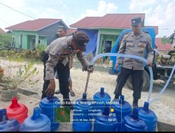 Polsek Nanga Pinoh Bersama PDAM Tirta Melawi Salurkan 4.000 Liter Air Bersih untuk Warga Kelakik