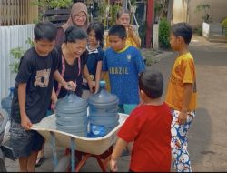 Hotel Grand Zuri Ketapang Peduli Warga Ditengah Kemarau Distribusikan Air Bersih Gratis