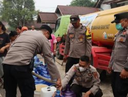 Peduli Kebutuhan Warga, Polres Melawi Salurkan 4.000 Liter Air Bersih ke Tanjung Tengang