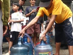 Pemkot Pontianak Distribusikan Air Bersih untuk Warga di Masjid Al Falah