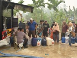 Brimob Kalbar Salurkan Air Bersih untuk Warga Terdampak Kemarau