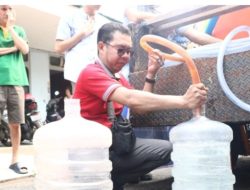 Diskominfo Kota Pontianak Salurkan 2.000 Liter Air Bersih Untuk Warga Gajah Mada 5