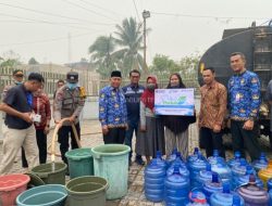 Karhutla Melanda, Pemkab Mempawah dan Pelindo Salurkan 8.000 Liter Air Bersih Gratis Untuk Warga