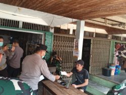 Polsek Menukung Bagikan Masker kepada Warga, Cegah Dampak Asap Karhutla