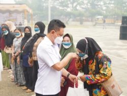 Kulminasi Peduli, Wako Edi Bagikan 1.000 Paket Sembako dan Air Bersih
