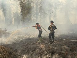 Tak Kenal Lelah, Perjuangan Personel Polda Kalteng Padamkan Api di Tengah Kepulan Asap