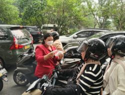 Mahasiswa Bagikan Masker di Bundaran Digulis Saat Kabut Asap