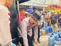 Hadir di Tengah Masyarakat Polres Ketapang Bersama Brimob Salurkan 30.000 Liter Air Siap Konsumsi 
