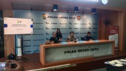 Mobil Silver Tebar SMS Palsu di Jalur MRT, Polda Metro Jaya Tangkap Lima Tersangka dan Sita Fake BTS